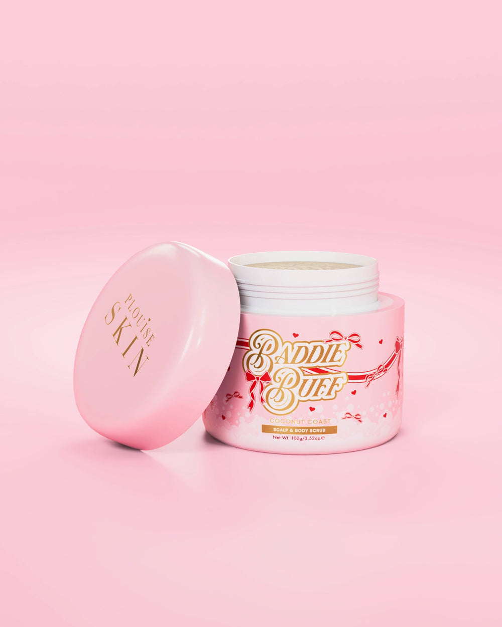 Un pot rose P.Louise de Baddie Buff Scalp and Body Sugar Scrub dans Coconut Coast avec le couvercle retiré