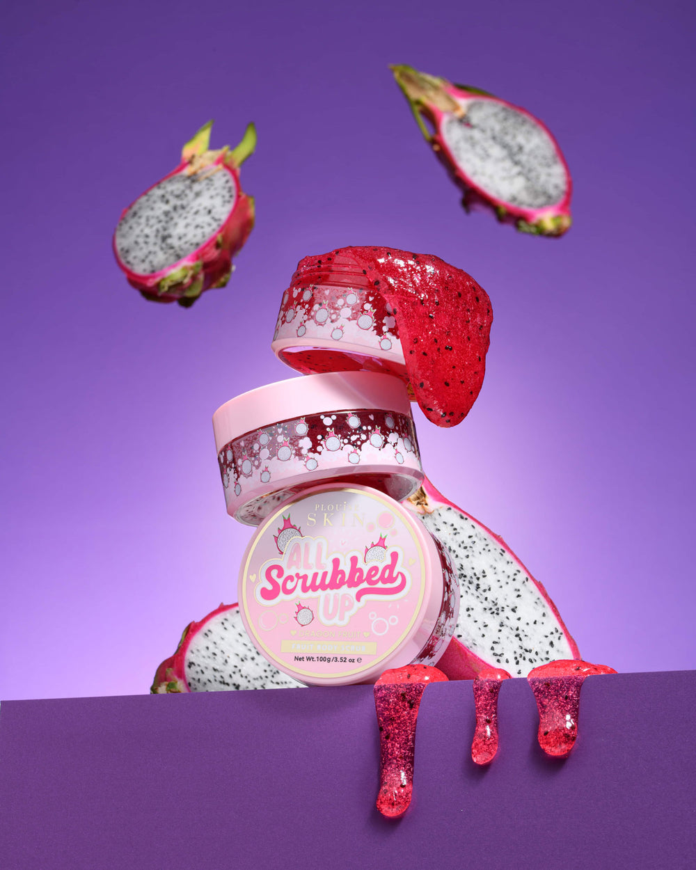Pot de gommage corps P. Louise All Scrubbed Up Scrubbed Up au fruit du dragon sur fond violet