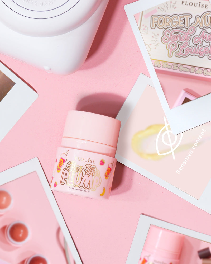 Flacon rose de P.Louise Pass The Plump Lip Treatment sur fond rose