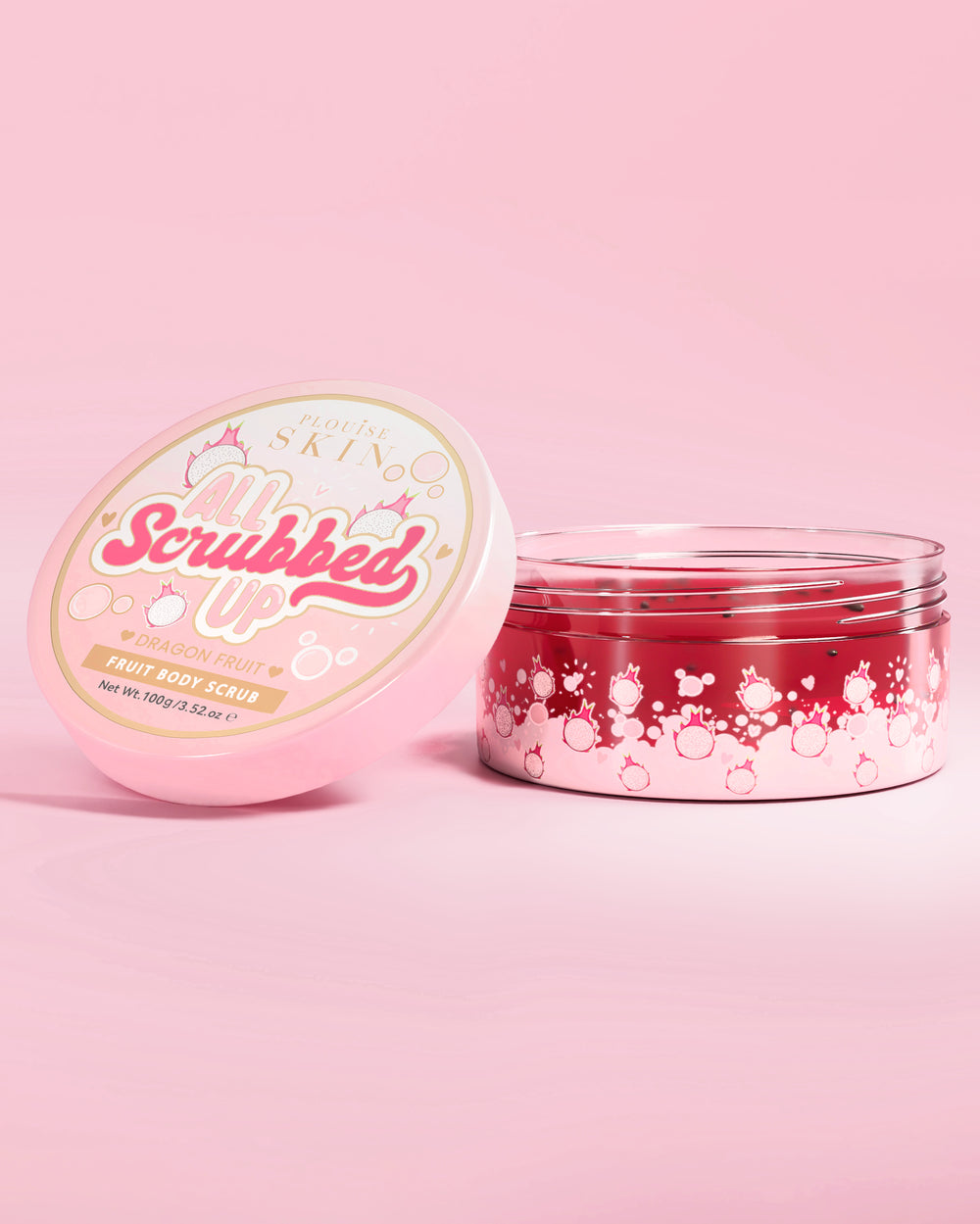 Pot ouvert de gommage corporel P. Louise All Scrubbed Up au fruit du dragon sur fond rose