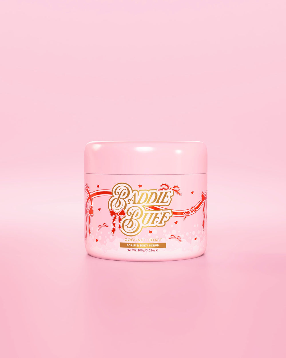 Un bain rose P.Louise ou un gommage au sucre pour le cuir chevelu et le corps Baddie Buff à Coconut Coast