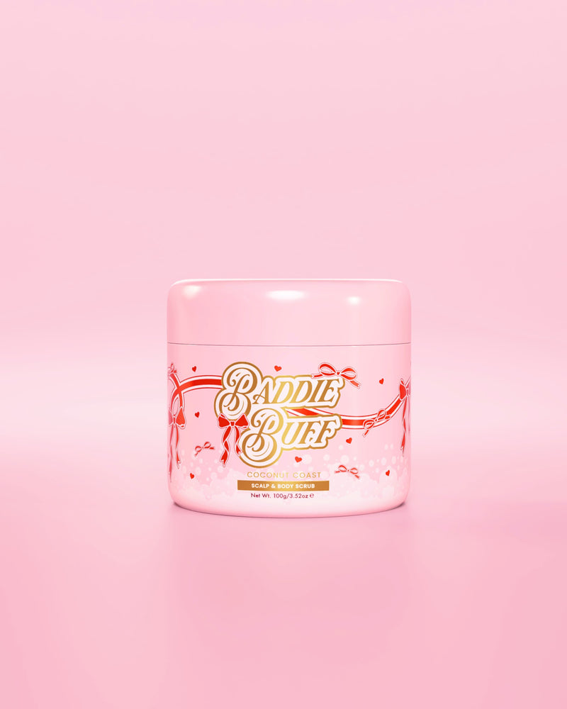 Un bain rose P.Louise ou un gommage au sucre pour le cuir chevelu et le corps Baddie Buff à Coconut Coast
