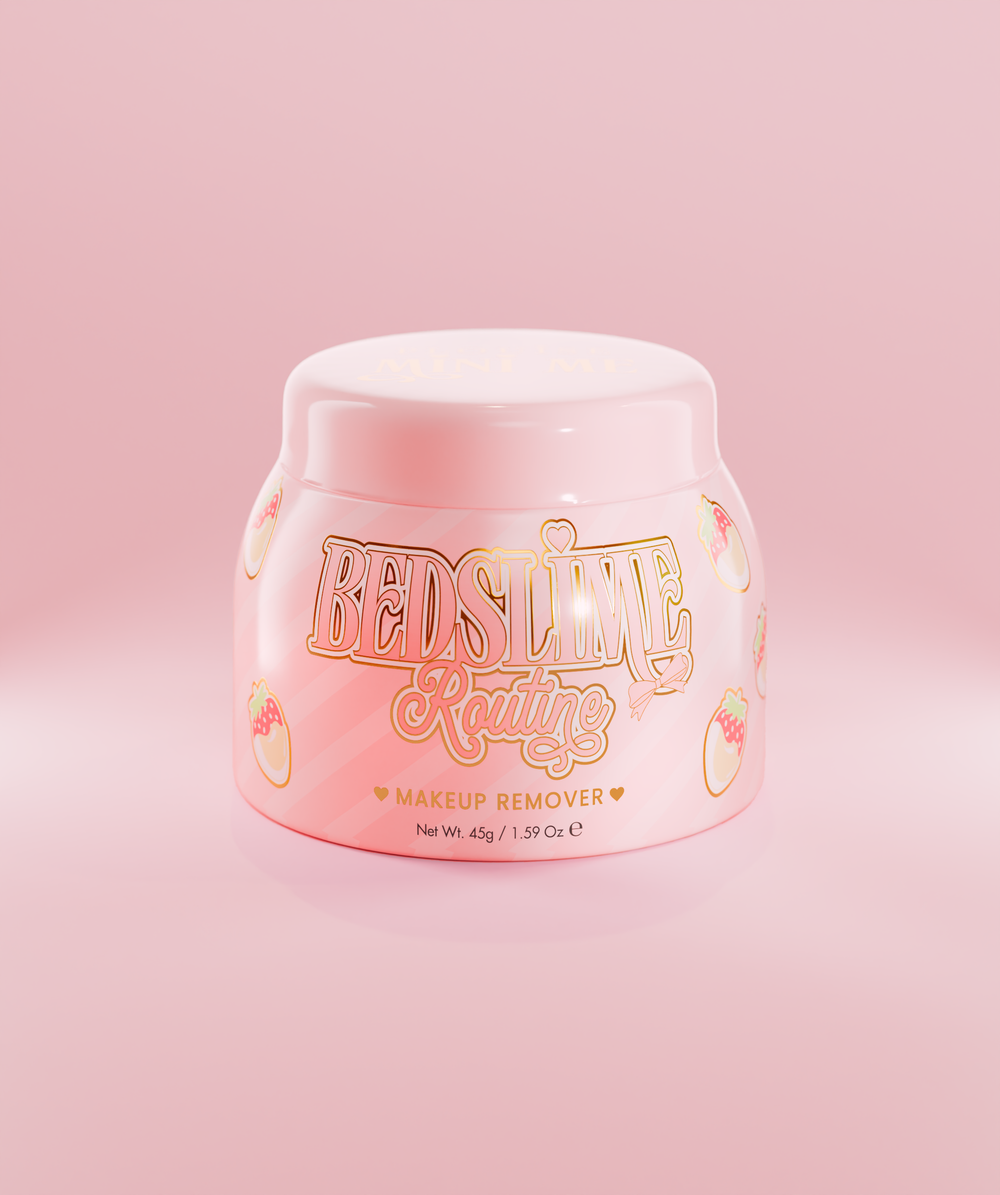 Een roze pot P.Louise Bedslime Routine Jelly Makeup Removal Cleanser met een ontwerp van aardbeien en crème.