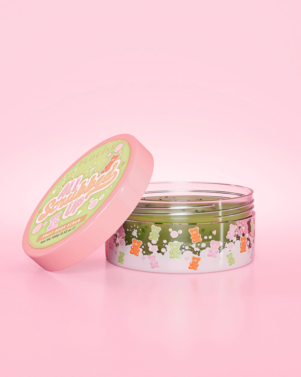 Pot ouvert de P. Louise All Scrubbed Up Body Scrub au parfum Gummy Bears sur fond rose