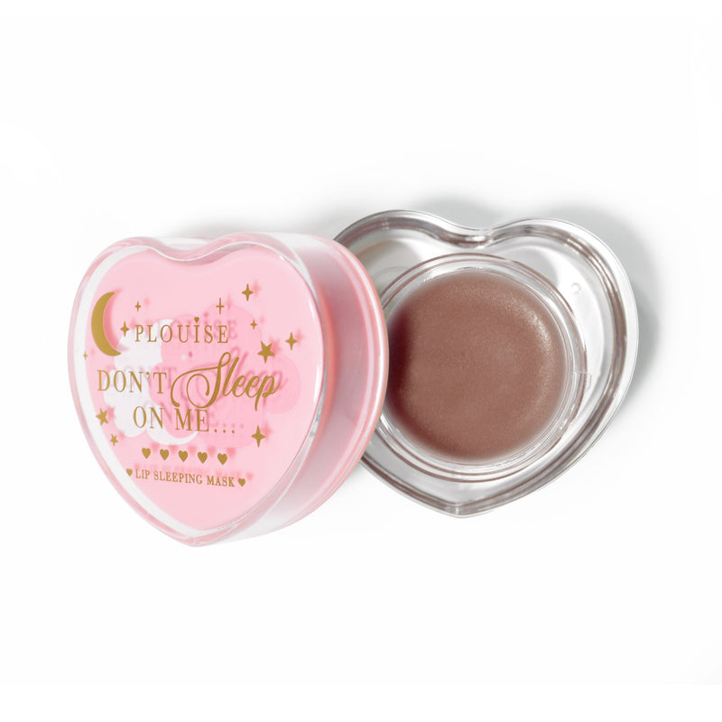 Roze hartvormig lipslaapmasker in chocoladegeur op een witte achtergrond