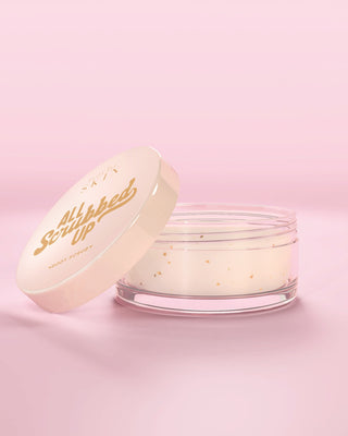 Pot P.Louise All Scrubbed Up Body Scrub in kokoscake tegen een roze achtergrond