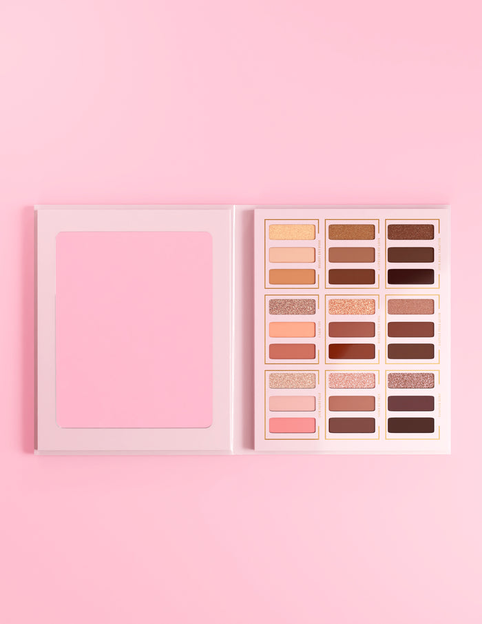 Derrière la palette de fards à paupières Veil
