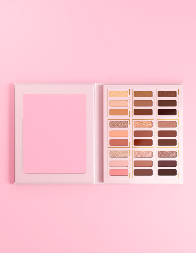 Derrière la palette de fards à paupières Veil