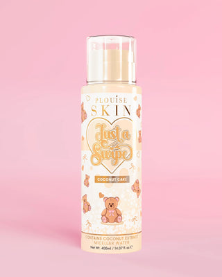 Fles P.Louise Just A Swipe Micellair Water in kokoscake tegen een roze achtergrond