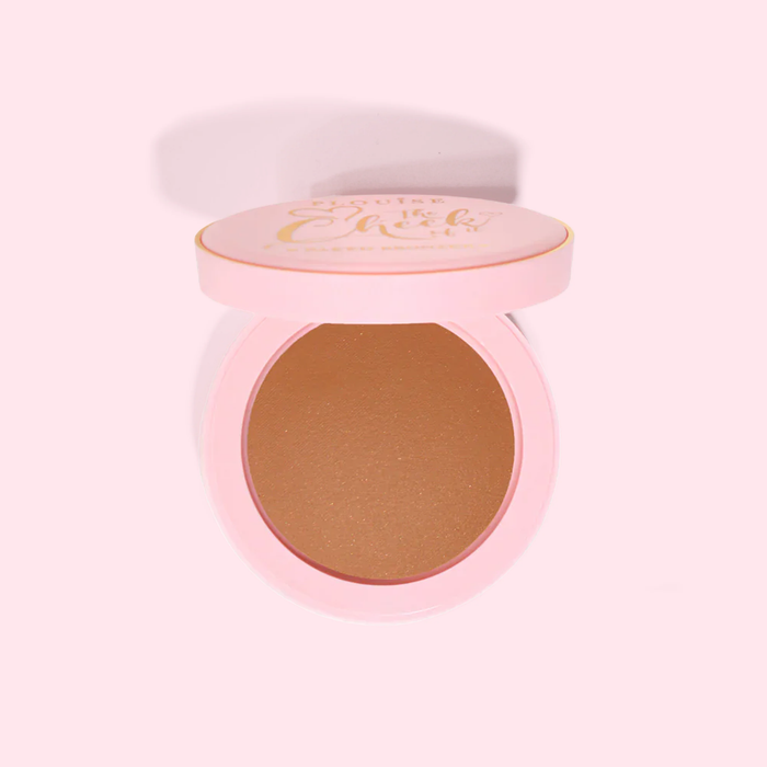 Poudre bronzante compacte cuite au four P.Louise dans un étui rose sur fond blanc