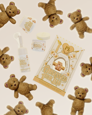Afbeelding van de P.Louise Teddy Coconut Cake Obsessed For Less huidverzorgingsset omringd door teddyberen op een roze achtergrond