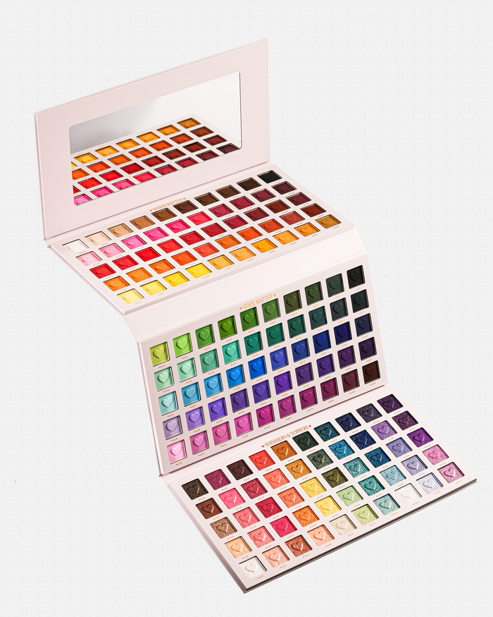 Een open P.Louise Creative Comeback XXXL Rainbow Eyeshadow Palette met 150 kleurrijke oogschaduws
