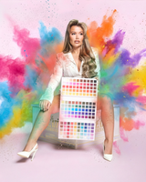 Paige houdt het P.Louise Creative Comeback XXXL Rainbow Eyeshadow Palette met kleurmarkeringen achter zich vast