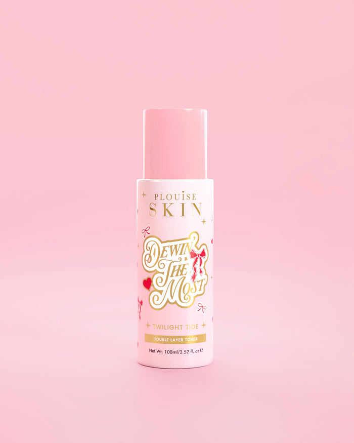 Roze P.Louise fles Dewing The Most Double Layer Toner met rode strikjes tegen een roze achtergrond