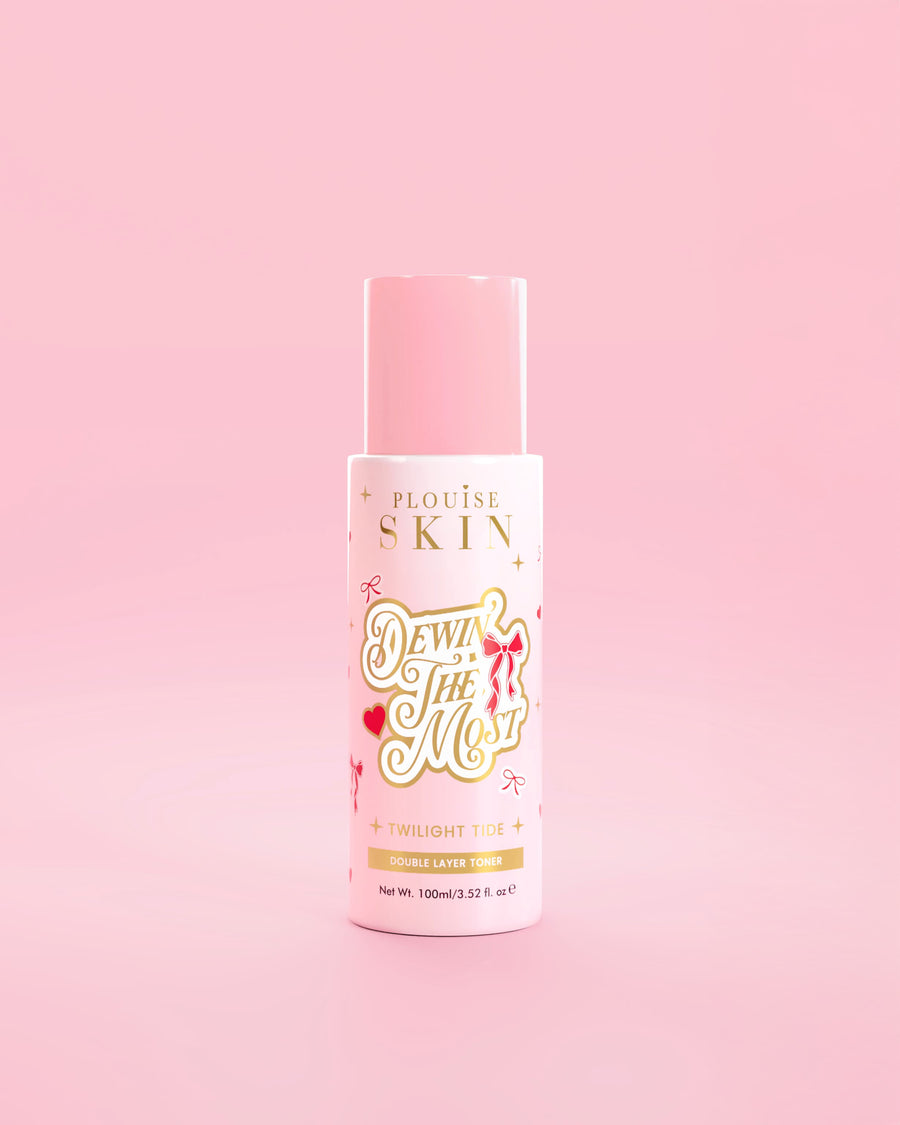 Roze P.Louise fles Dewing The Most Double Layer Toner met rode strikjes tegen een roze achtergrond
