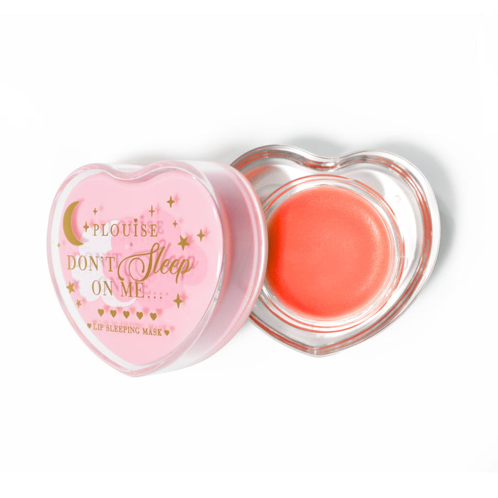 Roze hartvormig lipslaapmasker met het deksel eraf op een witte achtergrond