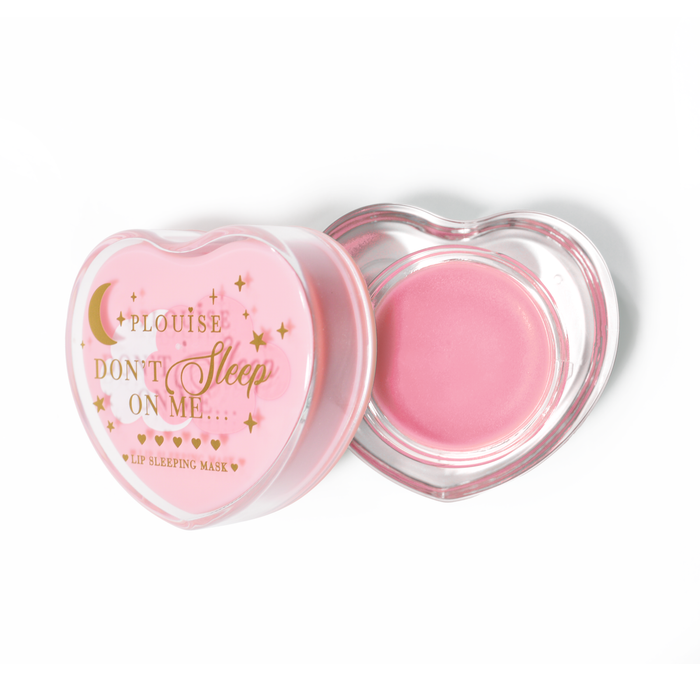 Roze hartvormig lipslaapmasker met het deksel eraf op een witte achtergrond