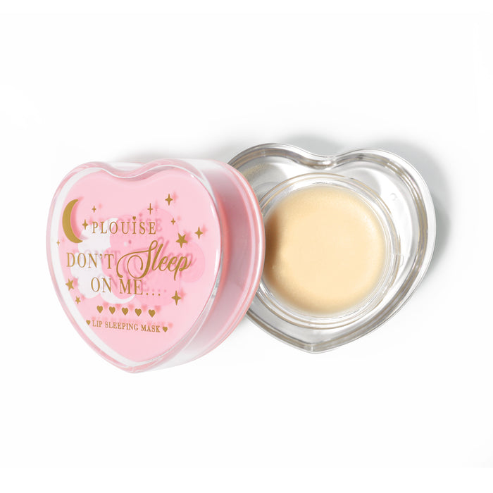 Roze hartvormig lipslaapmasker met het deksel eraf op een witte achtergrond