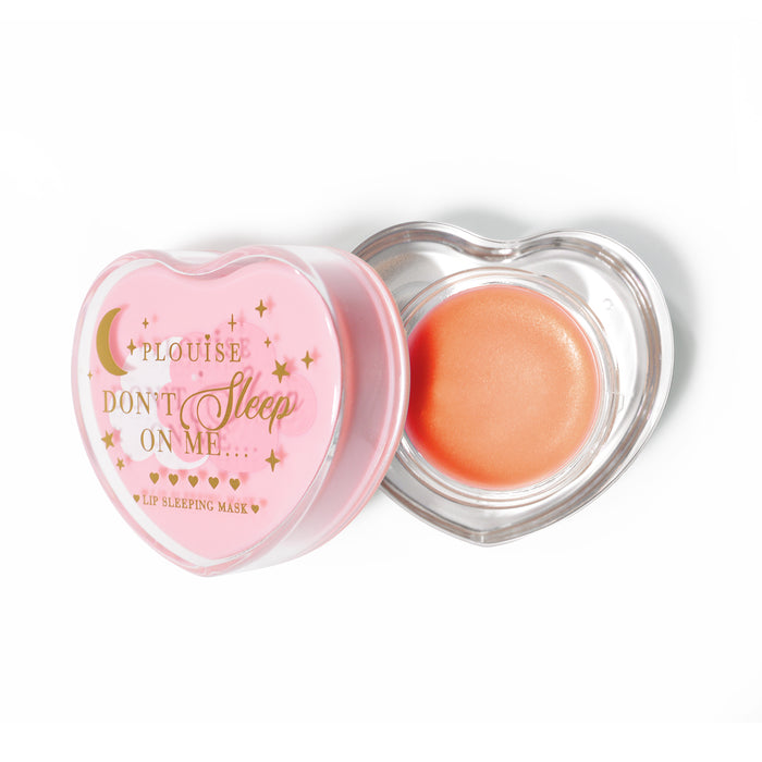 Roze hartvormig lipslaapmasker met het deksel eraf op een witte achtergrond
