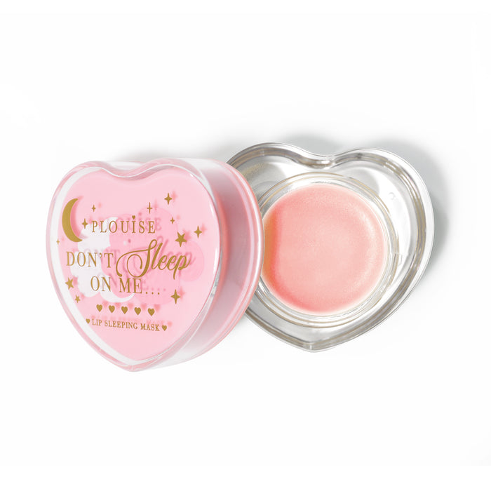 Roze hartvormig lipslaapmasker met het deksel eraf op een witte achtergrond
