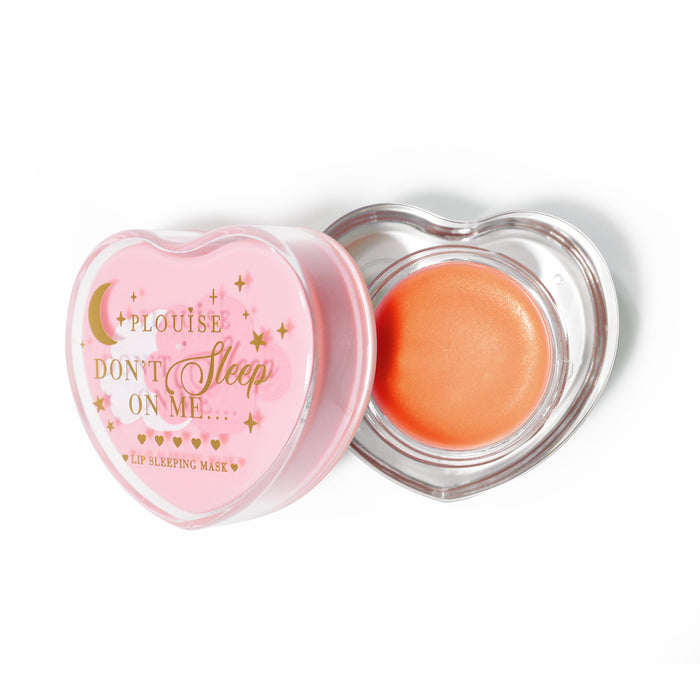 Roze hartvormig lipslaapmasker met het deksel eraf op een witte achtergrond