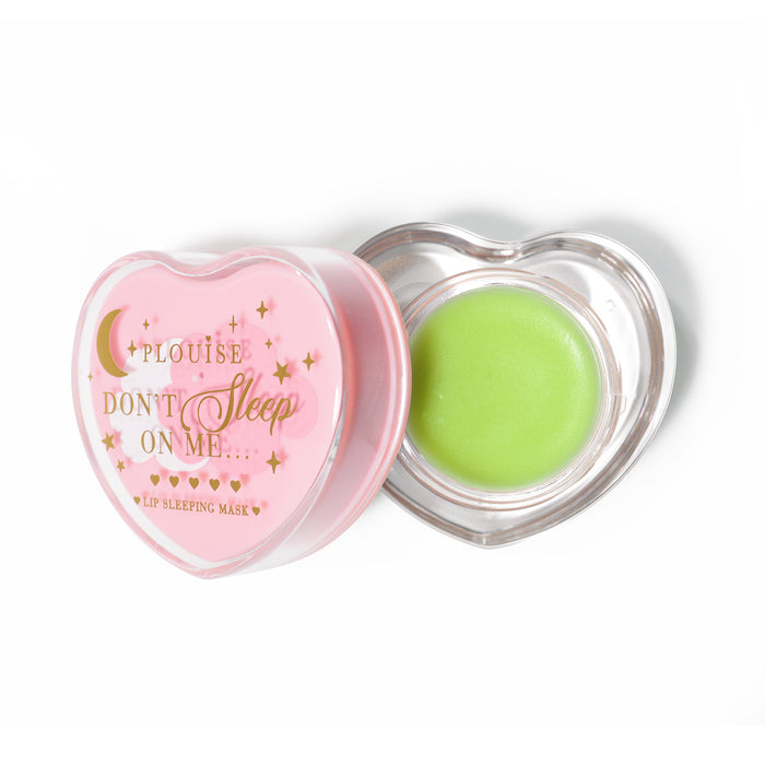Roze hartvormig lipslaapmasker met het deksel eraf op een witte achtergrond