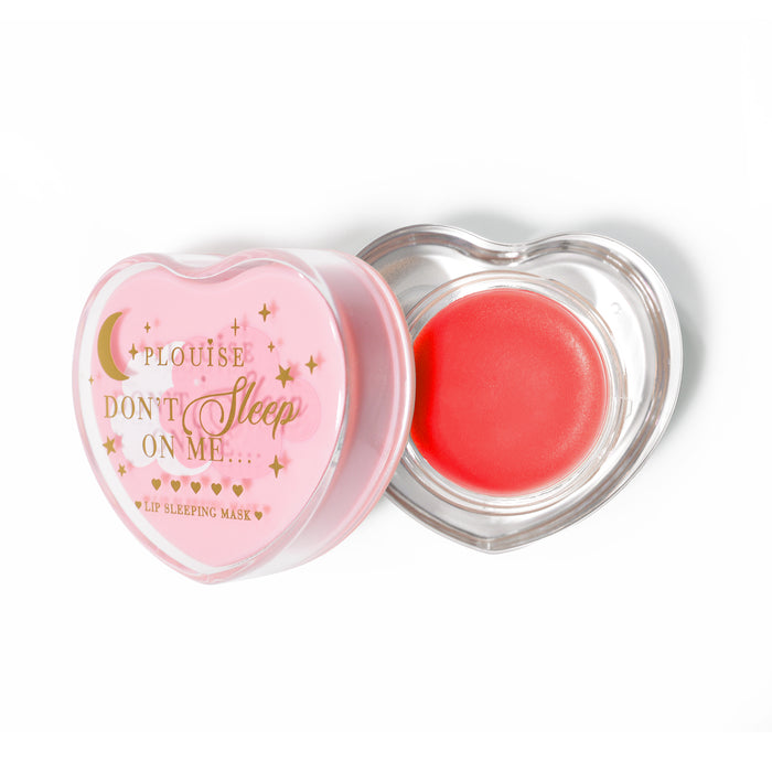 Roze hartvormig lipslaapmasker met het deksel eraf op een witte achtergrond
