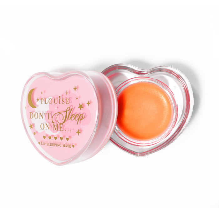 Roze hartvormig lipslaapmasker met het deksel eraf op een witte achtergrond