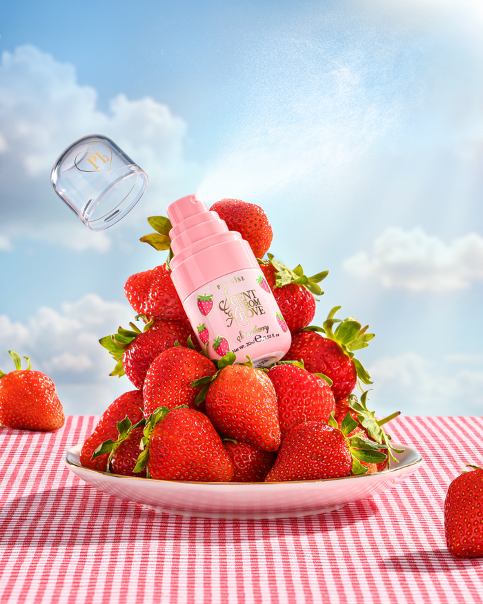 P.Louise Scent From Above Strawberry Hair & Body Mist op een bordje met aardbeien