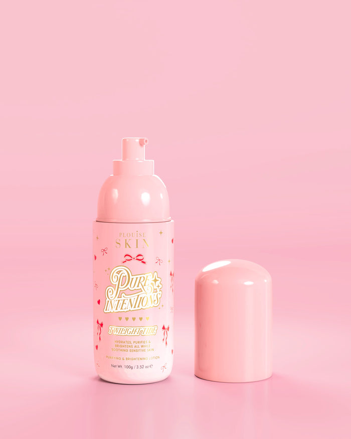 Flacon rose de lotion purifiante et éclaircissante P.Louise Pure Intentions avec des motifs de nœuds rouges sur fond rose