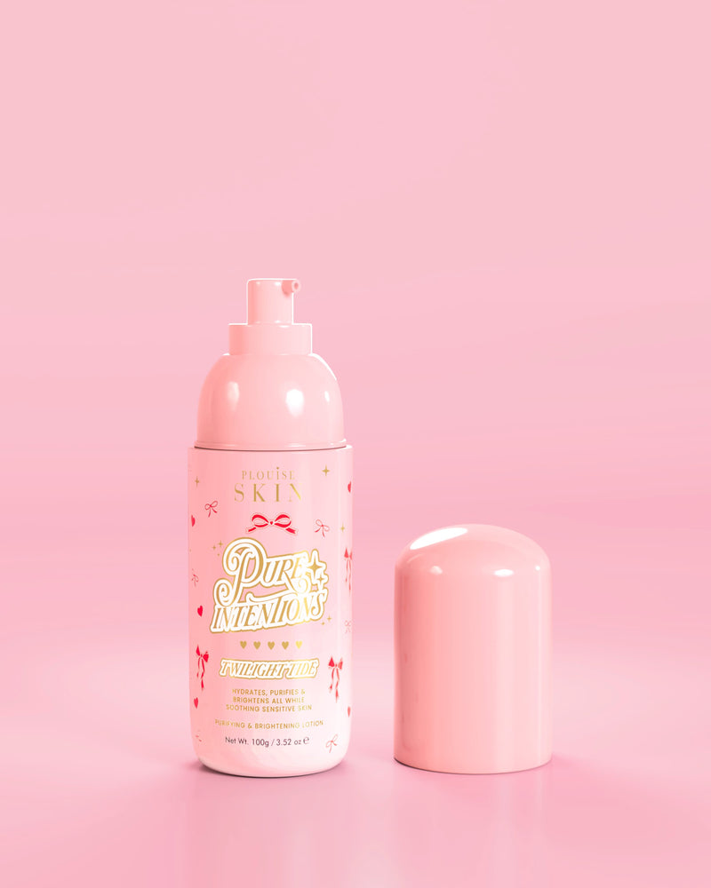 Flacon rose de lotion purifiante et éclaircissante P.Louise Pure Intentions avec des motifs de nœuds rouges sur fond rose