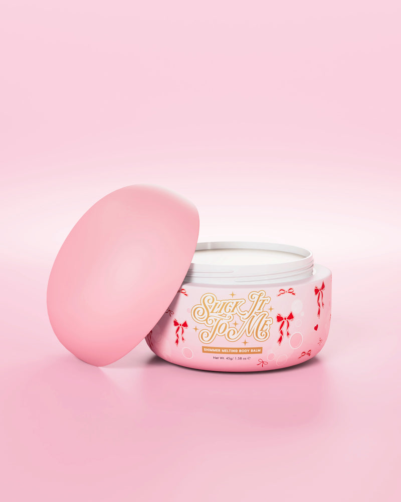 Roze potje P.Louise Slick It To Me Shimmer Melting Body Balm met de deksel eraf  