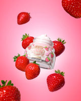 Pot de crème glacée molle P. Louise crème fouettée entourée de fraises sur fond rose