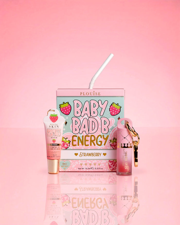 P.Louise Strawberry Baby Bad B Mini Lip Oil & Mini Lip Conditioner op een roze achtergrond