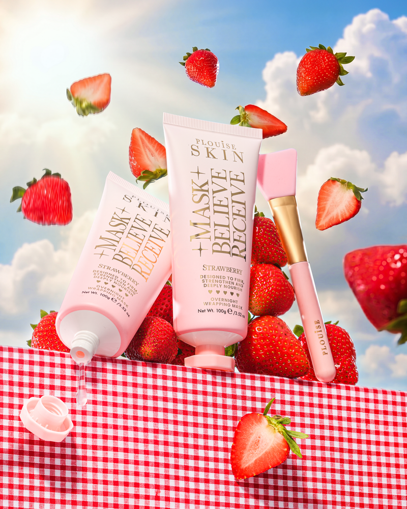 P.Louise Strawberry Overnight Wrapping Mask op een tafel omringd door aardbeien