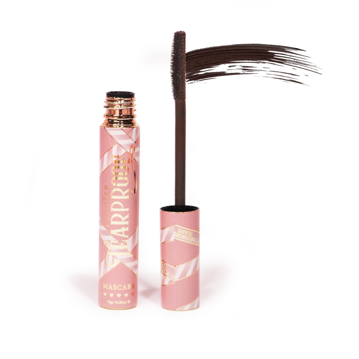 De P. Louise Tearproof Mascara in zacht bruin op een witte achtergrond