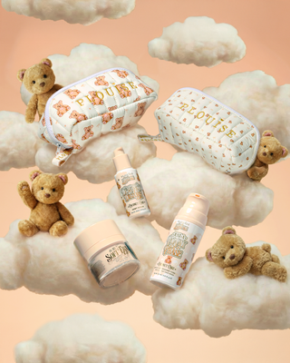 Een afbeelding van P.Louise The Softest Touch Skincare Starter Kit omringd door donzige wolken en teddyberen