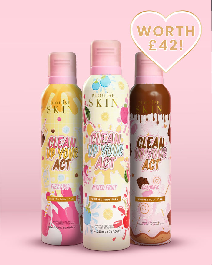 Trois bouteilles de gel douche en mousse fouettée P.Louise avec emballage coloré sur fond rose.