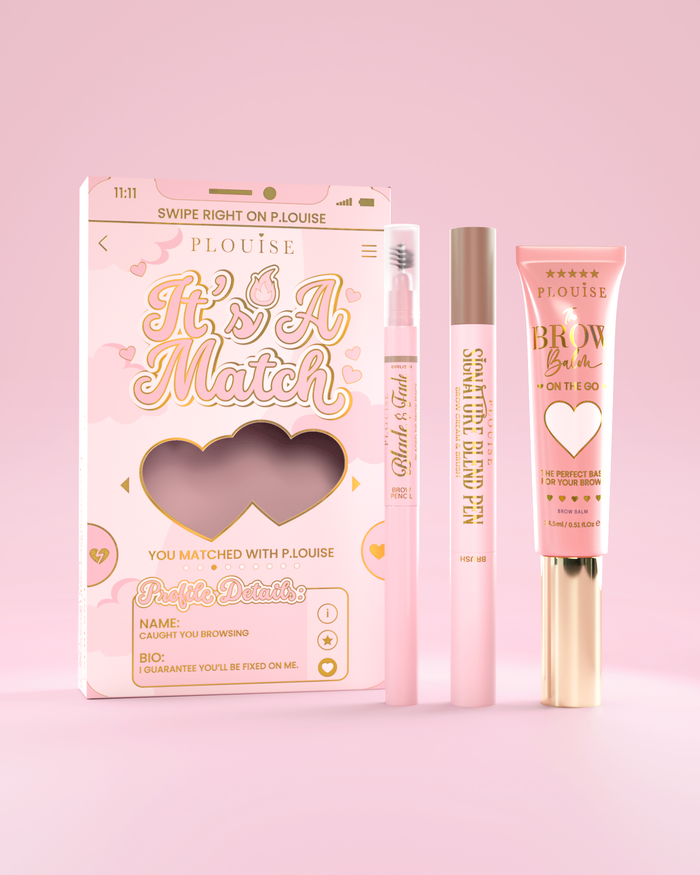 Het is een cosmetische wenkbrauwset van A Match, inclusief P.Louise Signature Blend Pen, Blade & Fade Brow Pencil en Brow Balm, verpakt in roze en gouden themadozen met hartmotieven.