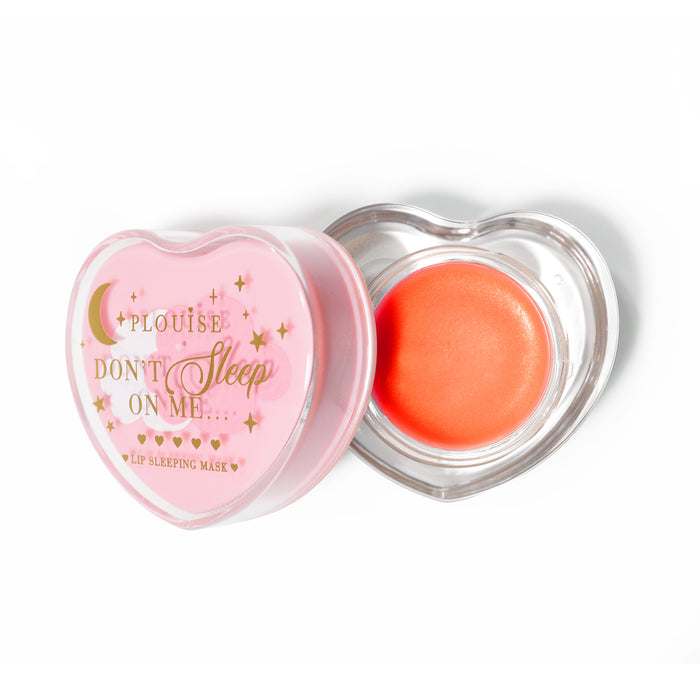 Roze hartvormig lipslaapmasker met het deksel eraf op een witte achtergrond
