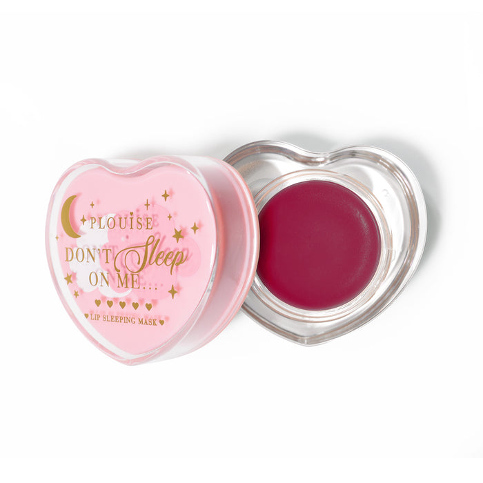 Roze hartvormig lipslaapmasker met het deksel eraf op een witte achtergrond