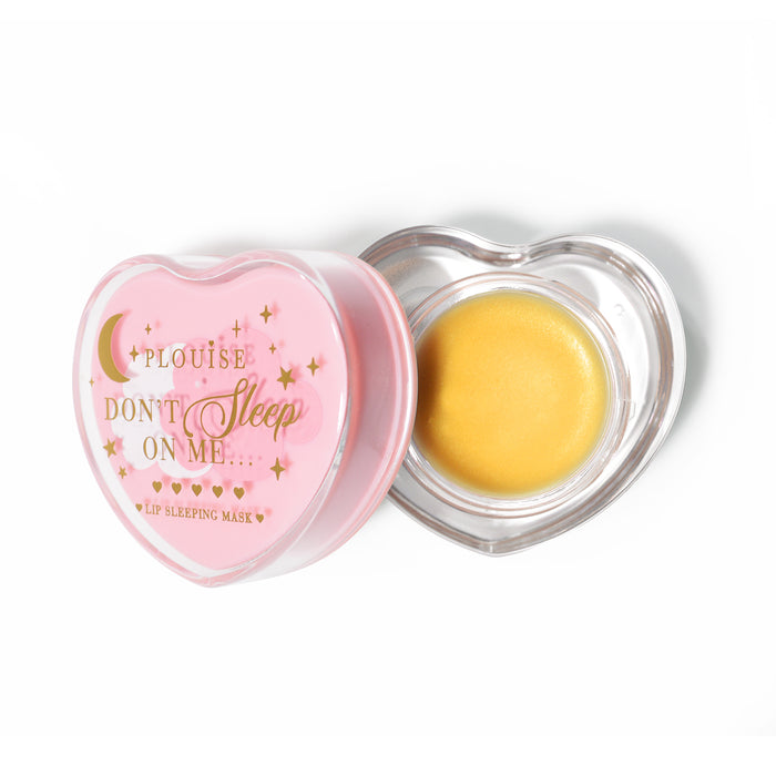 Roze hartvormig lipslaapmasker met het deksel eraf op een witte achtergrond