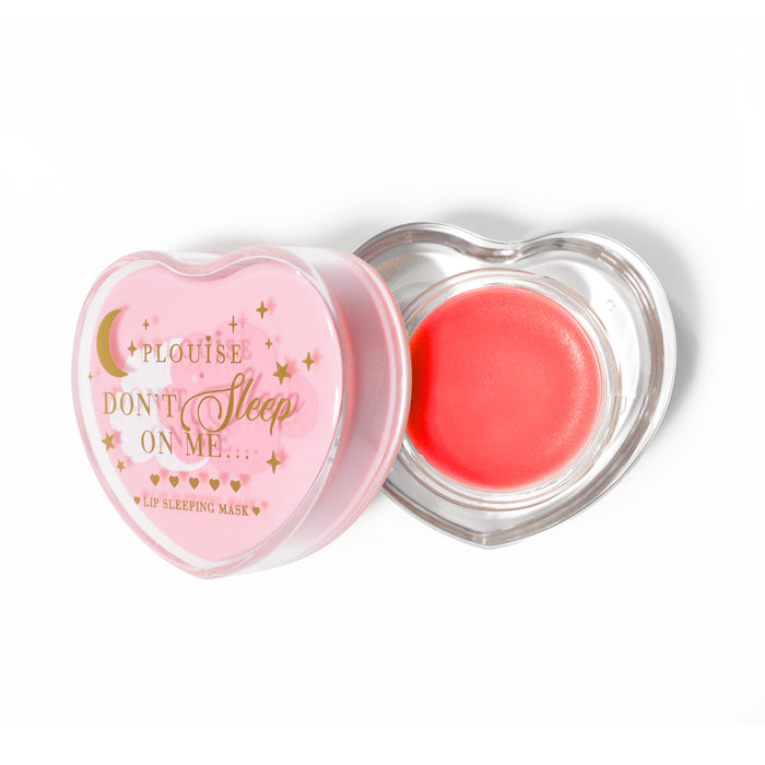 Roze hartvormig lipslaapmasker met het deksel eraf op een witte achtergrond