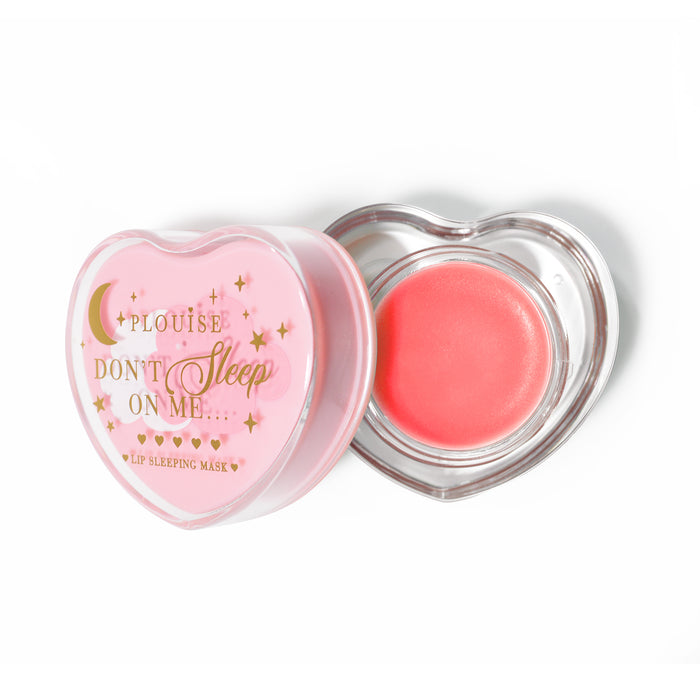 Roze hartvormig lipslaapmasker met het deksel eraf op een witte achtergrond