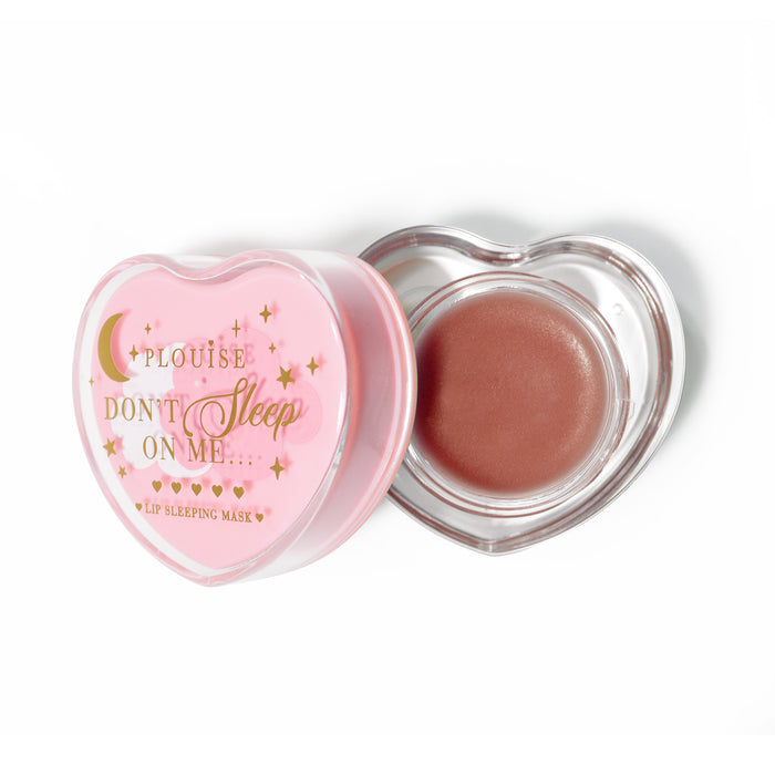 Roze hartvormig lipslaapmasker met het deksel eraf op een witte achtergrond