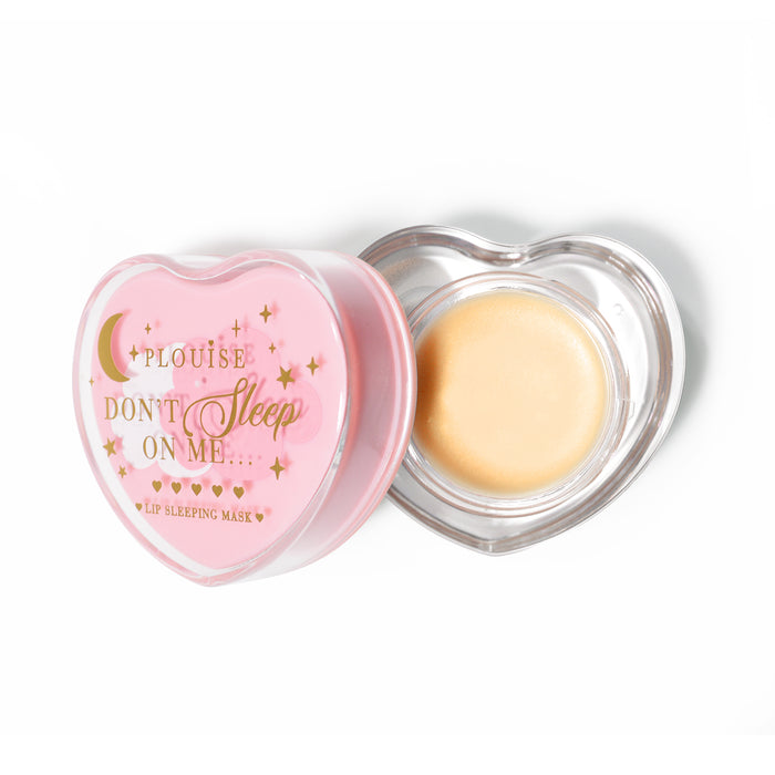 Roze hartvormig lipslaapmasker met het deksel eraf op een witte achtergrond