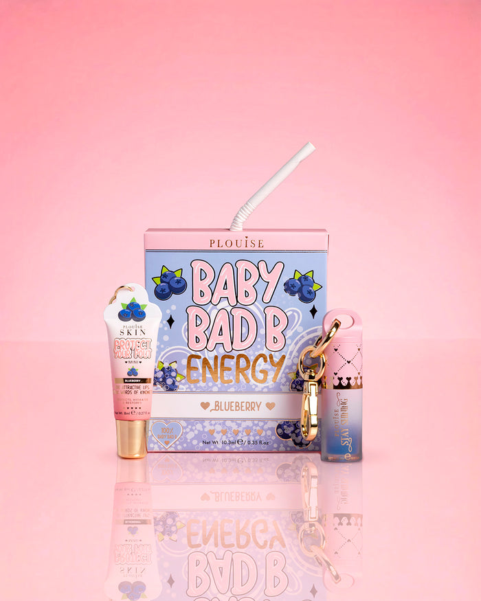 P.Louise Blueberry Baby Bad B Energy Mini Lip Conditioner en Lip Oil Duo op een roze achtergrond