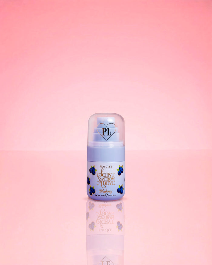 P.Louise Blueberry Mini Scent From Above Body Mist op een roze achtergrond
