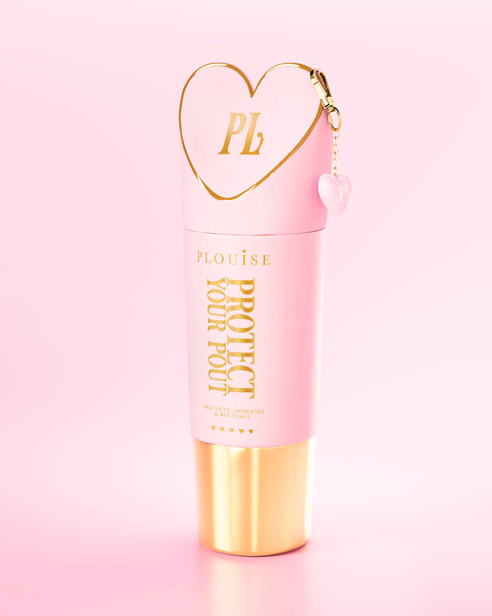 Gigantische roze en gouden Protect Your Pout-fles met hartvormige dop op een lichtroze achtergrond