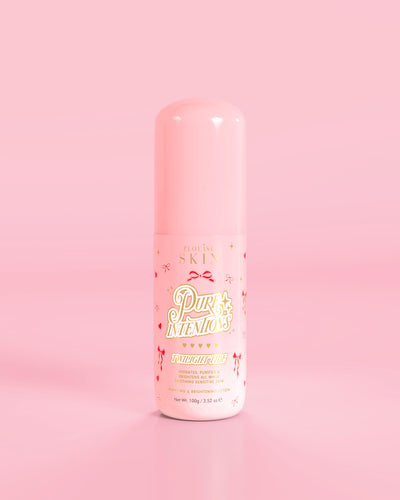Flacon rose de lotion purifiante et éclaircissante P.Louise Pure Intentions avec des motifs de nœuds rouges sur fond rose